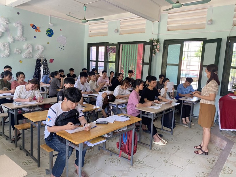  Học sinh lớp 12, Trường THPT Quan Sơn (Quan Sơn, Thanh Hóa) đã được nhà trường cấp mã định danh, hướng dẫn đăng nhập vào hệ thống và điền thông tin.