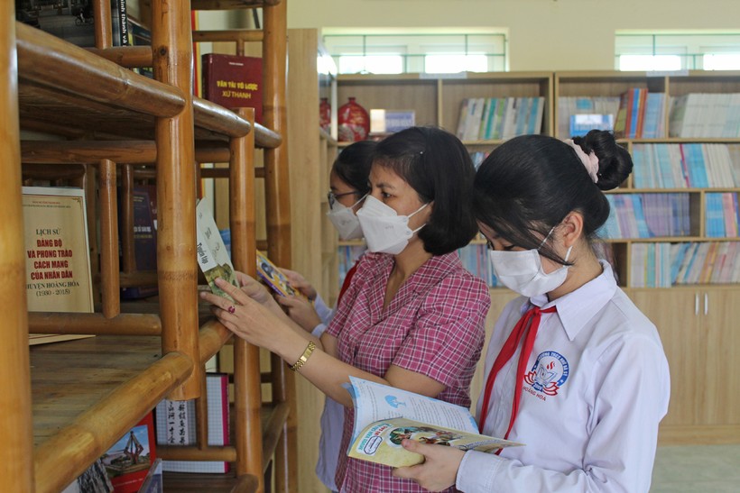 Cô Lê Thị Nhung cùng học sinh Trường THCS Nhữ Bá Sỹ (Hoằng Hóa, Thanh Hóa) đọc sách tại thư viện.