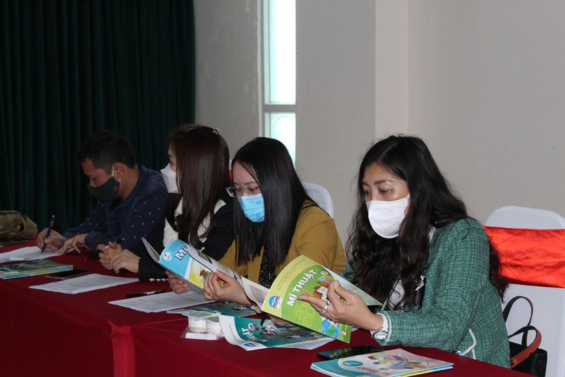 Buổi họp hội đồng lựa chọn sách giáo khoa môn Mỹ thuật lớp 7 tại Thanh Hóa.