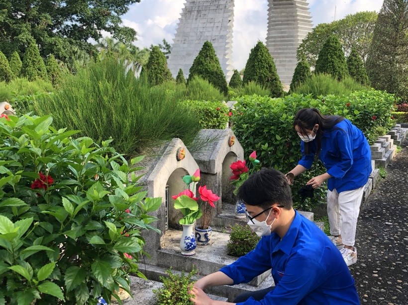 Học sinh Trường THPT Nguyễn Trãi dọn cỏ, dâng hương tại Nghĩa trang liệt sỹ Hàm Rồng (TP Thanh Hóa).