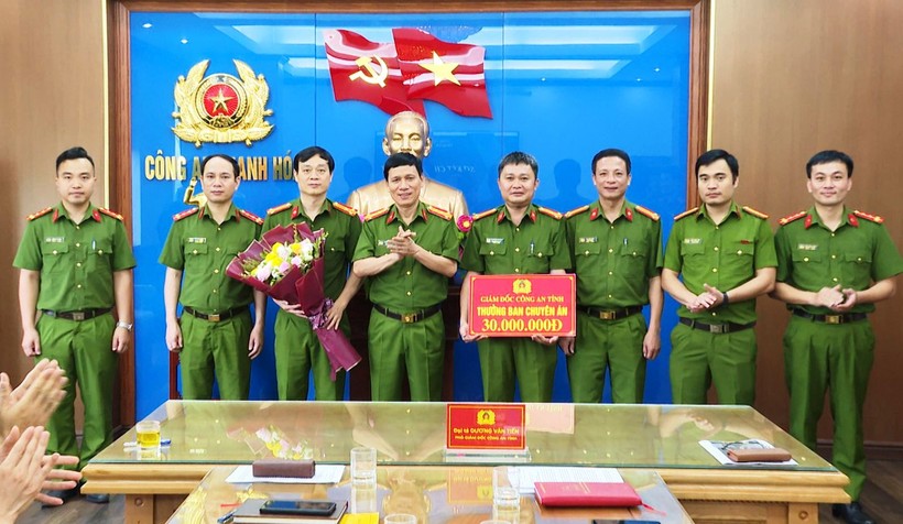 Đại tá Dương Văn Tiến  - Phó Giám đốc, Thủ trưởng Cơ quan CSĐT Công an tỉnh Thanh Hóa (người thứ 4 từ trái sang) trao thưởng cho lực lượng CSHS.