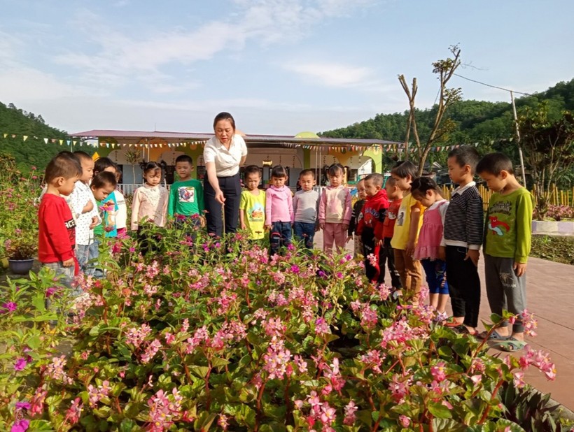 Hoạt động ngoài trời, tham quan vườn hoa của cô trò  ở điểm trường bản U (Trường Mầm non Tam Văn, huyện Lang Chánh, Thanh Hóa).