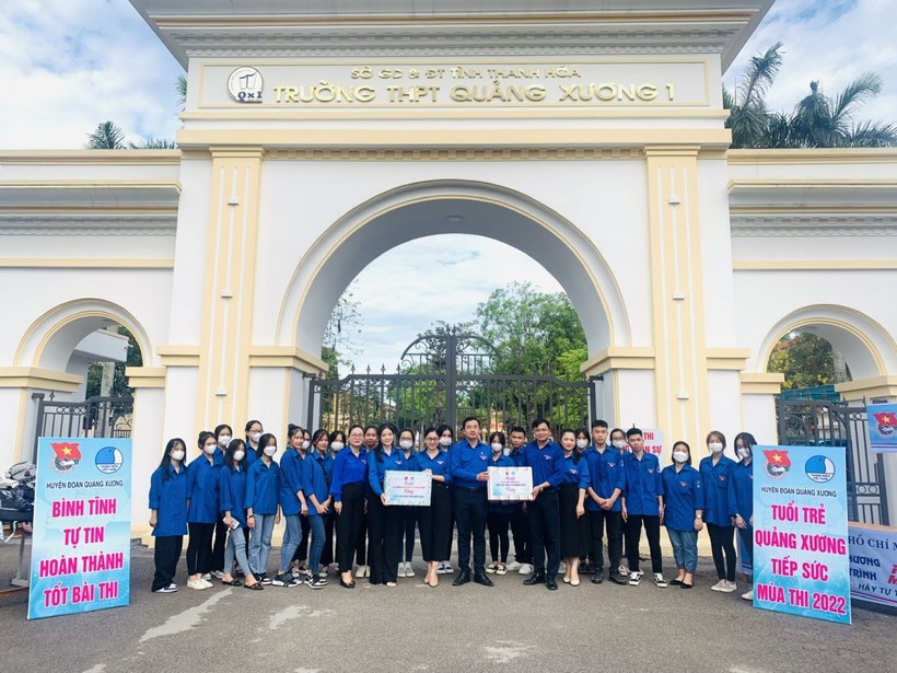 Đội thanh niên tình nguyện Trường THPT Quảng Xương 1 (huyện Quảng Xương, Thanh Hóa) tham gia tiếp sức mùa thi.