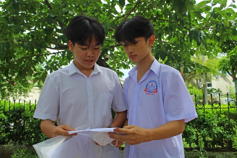Hai thí sinh thi tuyển vào lớp 10 THPT năm học 2022 – 2023 tại Hội đồng thi Trường THPT Lương Đắc Bằng (Hoằng Hóa, Thanh Hóa).