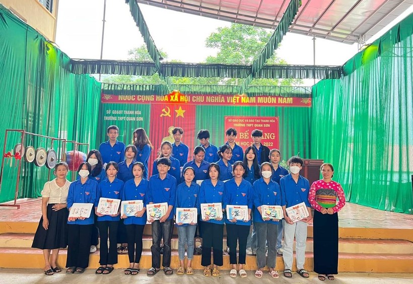 Cô Hà Thị Khuyên (ngoài cùng bên phải) cùng học trò Trường THPT Quan Sơn trong Lễ bế giảng năm học 2021-2022.