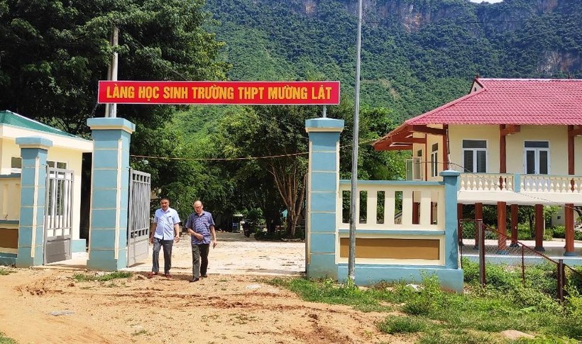 Làng học sinh huyện Mường Lát.