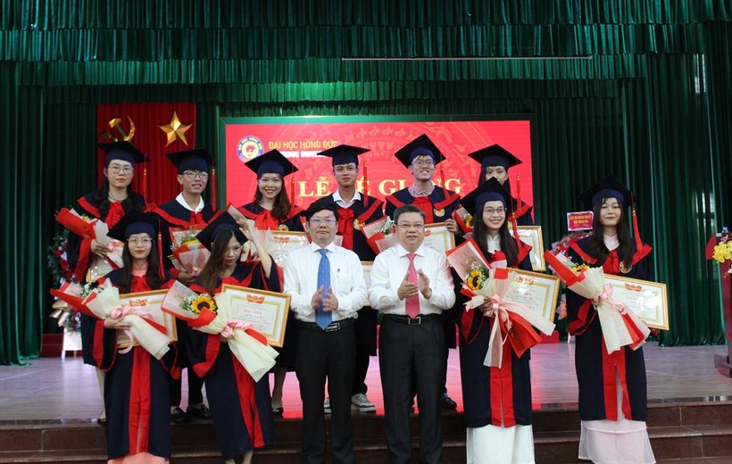 Lãnh đạo Trường ĐH Hồng Đức (Thanh Hóa) trao giấy khen cho các tân cử nhân, kỹ sư có thành tích xuất sắc trong học tập.