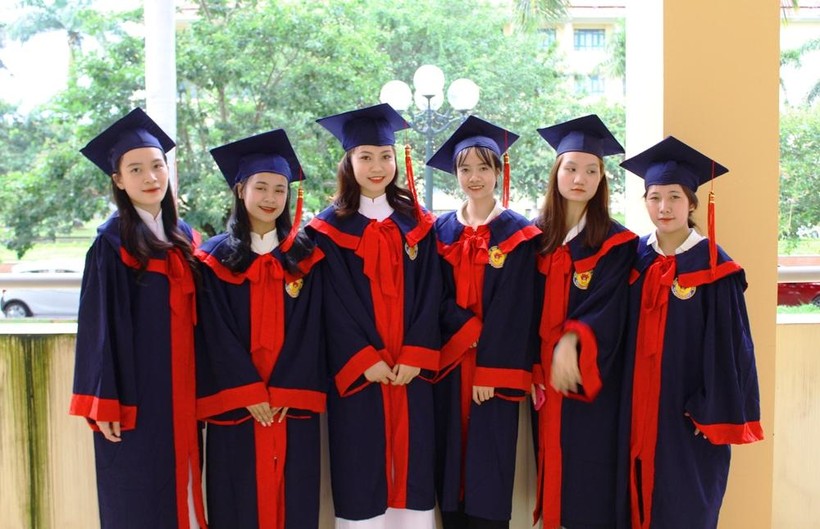 Các tân cử nhân khoa Giáo dục Mầm non, Trường Đại học Hồng Đức rạng ngời trong màu áo cử nhân.