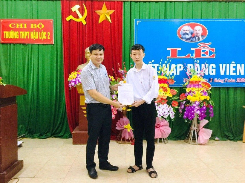 Em Nguyễn Đức Thắng trong lễ kết nạp Đảng hồi đầu tháng 7 vừa qua tại Trường THPT Hậu Lộc 2 (Thanh Hóa).