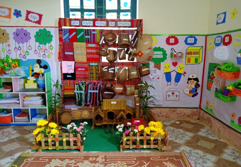 Hình ảnh “Góc truyền thống địa phương” hoặc “Góc địa phương” được bày trí sinh động trong lớp học tại Trường Mầm non Thành Sơn (Bá Thước, Thanh Hóa).