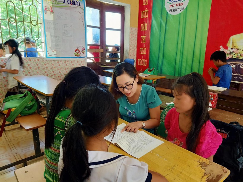 Cô giáo Sung Thị Pa Nhia đang hướng dẫn học sinh cách phát âm chuẩn tiếng Việt.