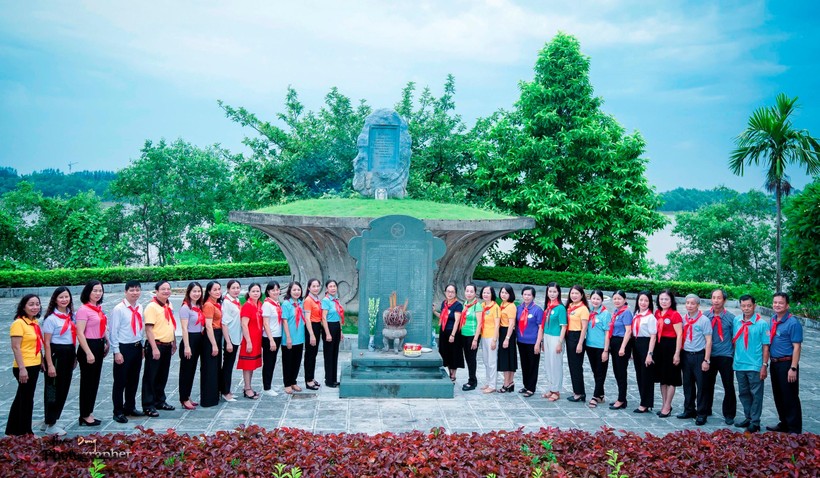 Trước khi đi tặng quà cho các trường học, Hội cựu TPT Đội ngành GD thành phố Thanh Hóa dâng hương tại Đài tưởng niệm giáo viên và học sinh hy sinh năm 1972 trên công trường đê Hàm Rồng.