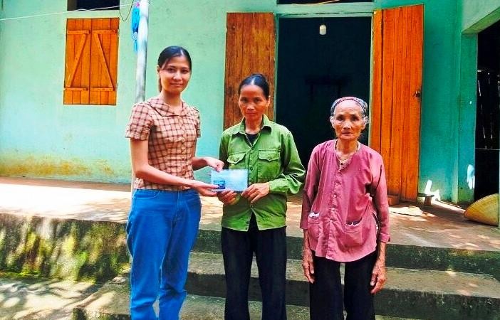 Đại diện Báo GD&TĐ trao tiền do bạn đọc hỗ trợ đến bà Nguyễn Thị Long (mẹ của em Nguyễn Thị Thúy).