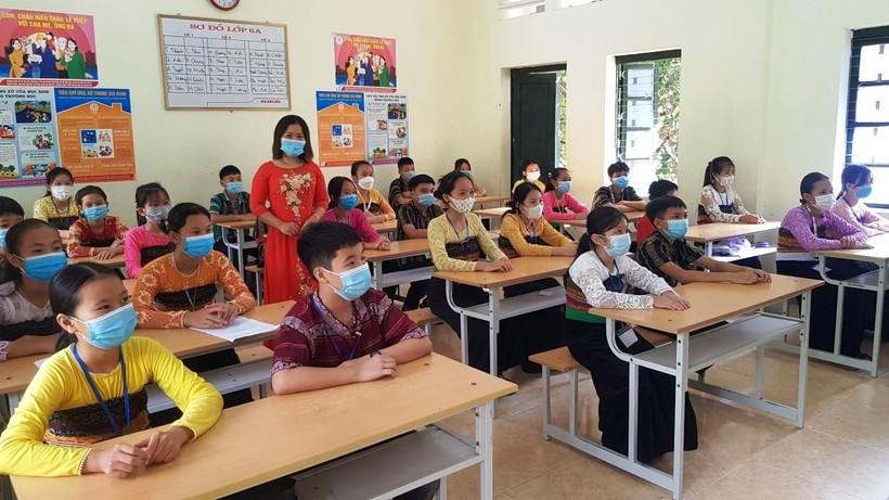 Cô giáo Mai Thị Tuyết và học trò của mình ở Trường Phổ thông Dân tộc Nội trú THCS Quan Hóa (Thanh Hóa).