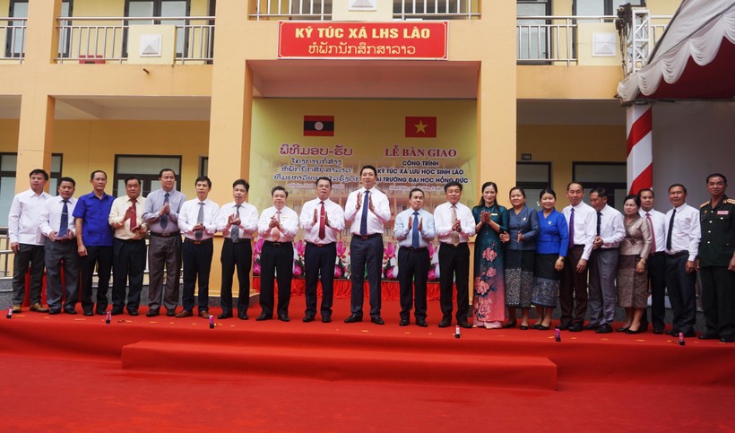 Lãnh đạo tỉnh Thanh Hóa và tỉnh Hủa Phăn trong buổi lễ bàn giao ký túc xá phục vụ sinh viên Lào tại Trường ĐH Hồng Đức.
