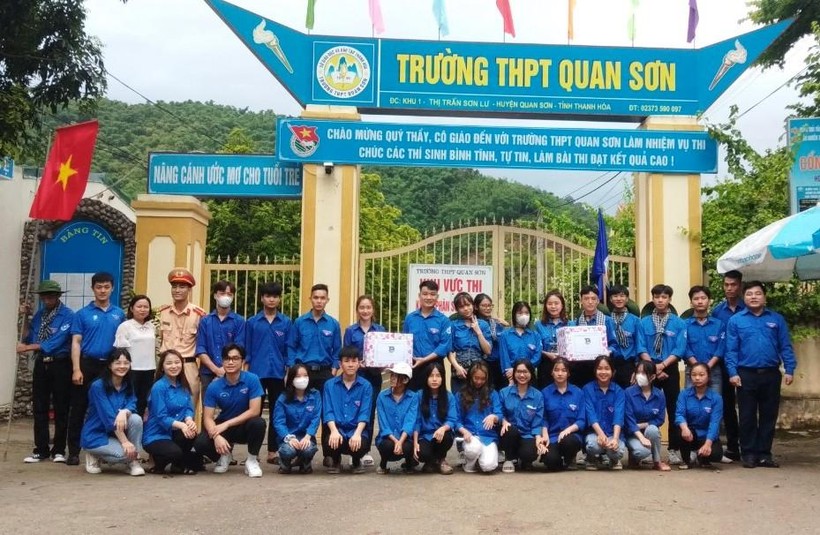 Lực lượng thanh niên tình nguyện tham gia Chương trình Tiếp sức mùa thi tại Trường THPT Quan Sơn (Thanh Hóa).