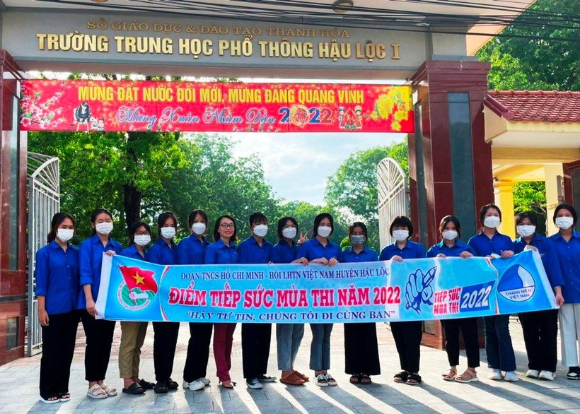 Thanh niên tình nguyện tiếp sức mùa thi ở Trường THPT Hậu Lộc 1 (Thanh Hóa).