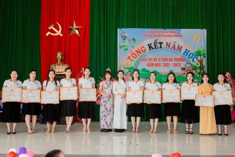  Lễ tổng kết năm học và chia tay trẻ 5 tuổi của cô, trò Trường Mầm non Điền Quang (Bá Thước, Thanh Hóa).