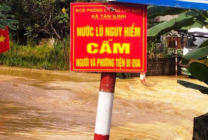 Ngầm tràn ở xã Tân Bình, huyện Như Xuân (Thanh Hóa) bị ngập sâu trong nước lũ.