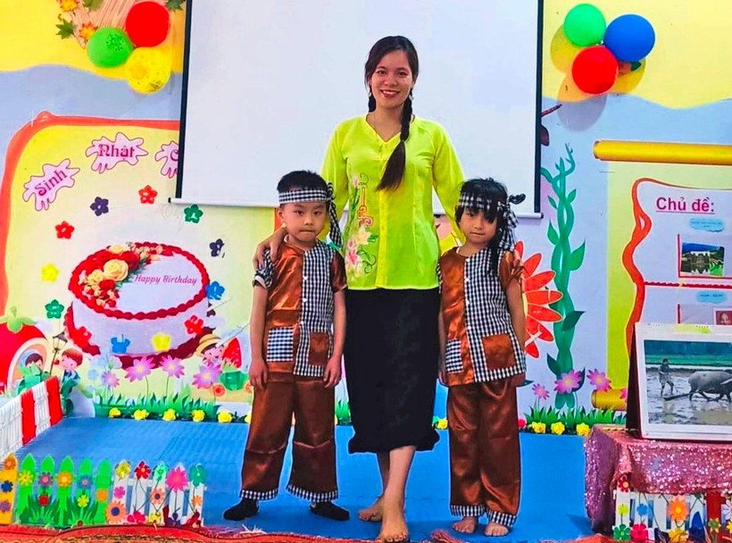 Cô giáo Ngân Thị Vui cùng học trò ở Trường Mầm non Pù Nhi (Mường Lát, Thanh Hóa).
