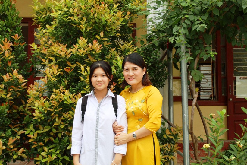 Cô Nguyễn Thị Mai và học sinh Lê Phương Thảo (lớp 9C), một học sinh trong đội tuyển ôn thi học sinh giỏi cấp tỉnh của Trường THCS Hoằng Phụ, Hoằng Hóa (Thanh Hóa).