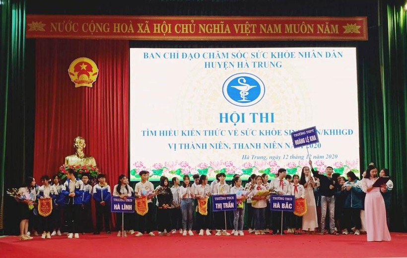 Học sinh Trường THCS thị trấn Hà Trung (Thanh Hóa) tham gia hội thi tìm hiểu sức khỏe sinh sản vị thành niên năm 2020.