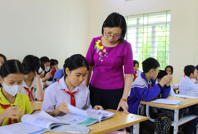 Cô Nguyễn Thị Lĩnh - Trường THCS Tố Như (Hoằng Hóa, Thanh Hóa) trong giờ dạy môn tích hợp Khoa học tự nhiên lớp 7.