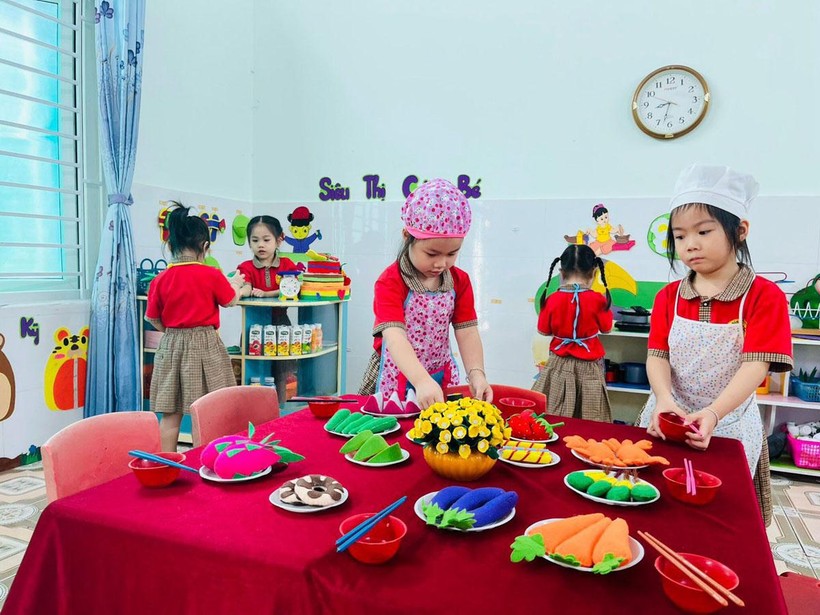 Các bé Trường Mầm non Đông Thọ B (TP Thanh Hóa) trải nghiệm tập làm đầu bếp ở trường.