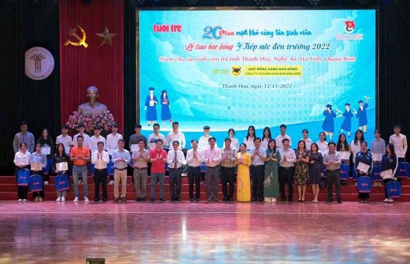 Chương trình trao học bổng “Tiếp sức đến trường” cho 71 sinh viên đến từ Thanh Hóa, Nghệ An, Hà Tĩnh và Quảng Bình.