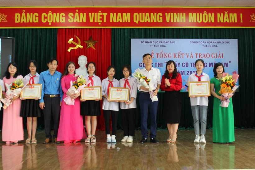  Cô giáo Lê Thị Hồng Quyên (ngoài cùng bên phải) cùng em Đỗ Quỳnh Anh (thứ 2 từ phải qua) tại lễ trao giải Nhất, cuộc thi “Thầy cô trong mắt em” 2022 tại Thanh Hóa.