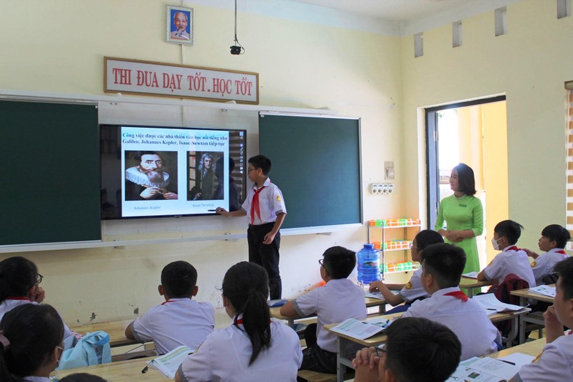 Học sinh Trường THCS Cù Chính Lan (TP Thanh Hóa) tự tin thuyết trình với công nghệ dạy học tương tác thông minh.