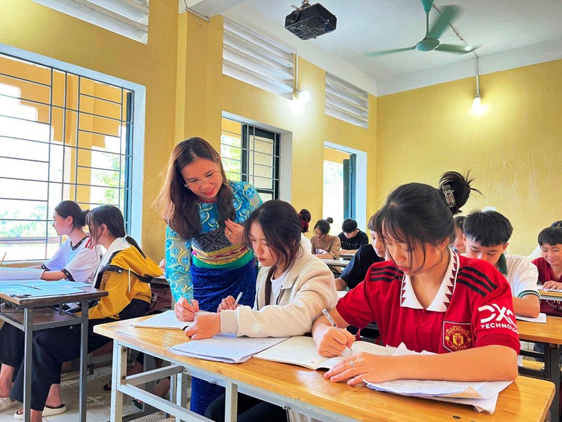 Cô Hà Thị Khuyên trong giờ dạy tiếng Thái tại Trường THPT Quan Sơn (huyện Quan Sơn, Thanh Hóa).