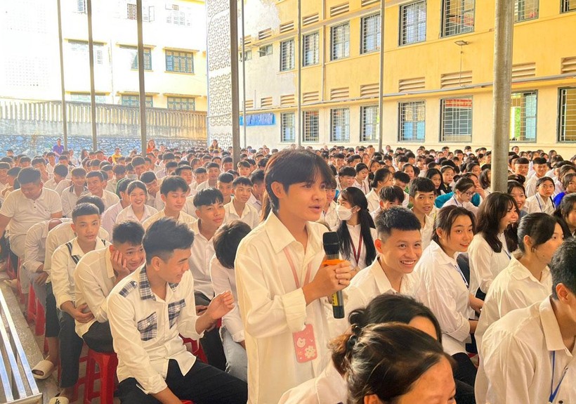 Học sinh Trường THPT Quan Sơn (huyện Quan Sơn) trao đổi những băn khoăn, vướng mắc trong buổi tư vấn hướng nghiệp.