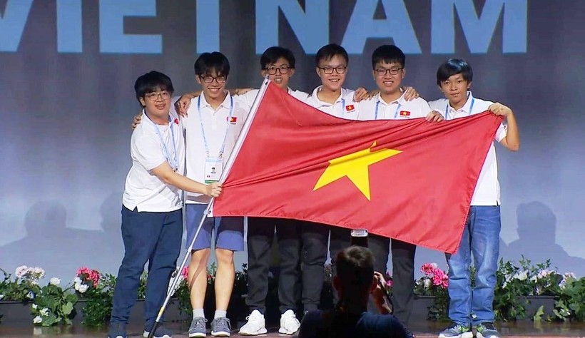 Nguyễn Đại Dương (thứ 3 từ trái qua) cùng thành viên đội tuyển quốc gia Việt Nam tham dự Olympic Toán quốc tế 2022.