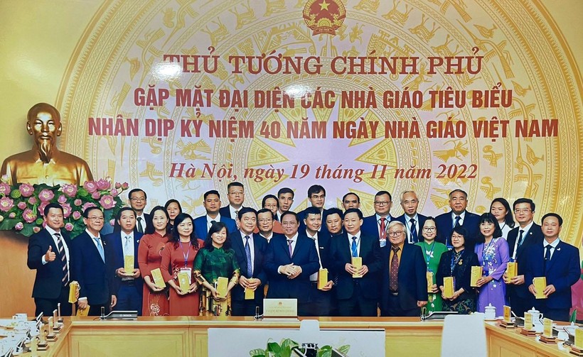 Thủ tướng Chính phủ Phạm Minh Chính gặp mặt nhà giáo tiêu biểu, nhân kỷ niệm 40 năm ngày Nhà giáo Việt Nam. Trong ảnh, NGƯT Lê Văn Hoành (thứ 4 hàng thứ 2, từ phải qua).