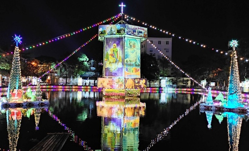 Lung linh sắc màu của chiếc đèn kéo quân khổng lồ chuẩn bị đón Lễ Giáng sinh 2022, tại TP Thanh Hóa.