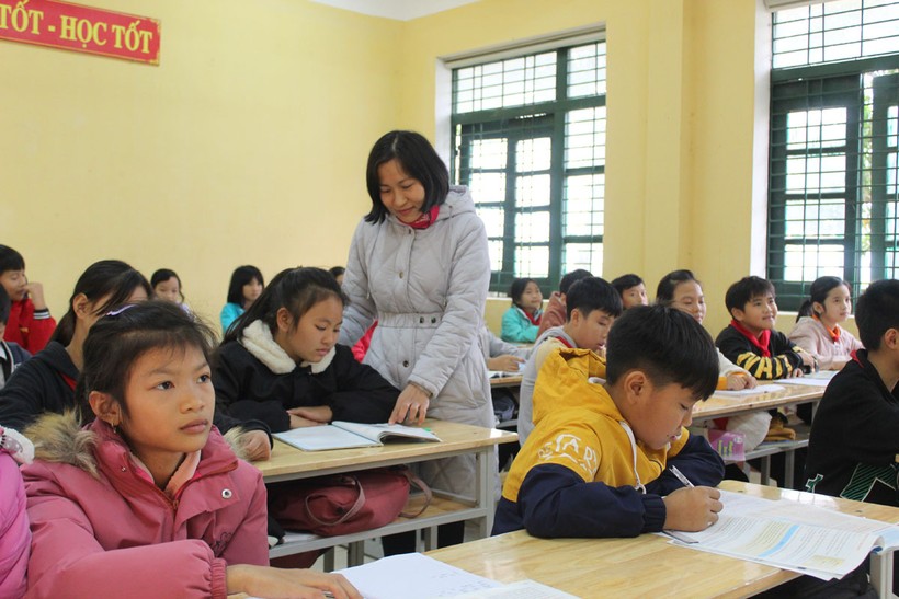 Cô Lê Thị Hòa - Trường THCS Thiệu Thành trong giờ dạy môn Khoa học tự nhiên lớp 6D.