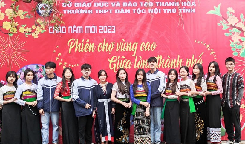 Học sinh Trường THPT Dân tộc Nội trú tỉnh Thanh Hóa tại buổi tổ chức "Phiên chợ vùng cao giữa lòng thành phố".