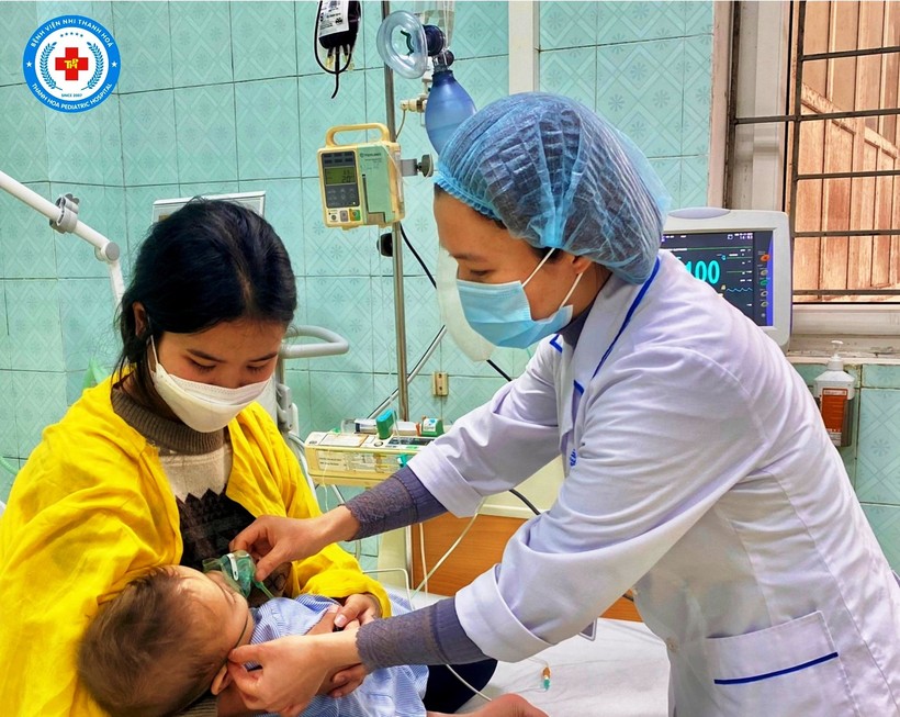 Bé trai 13 tháng tuổi được phẫu thuật thành công kén khí phổi. Ảnh: Bệnh viện Nhi Thanh Hóa cung cấp.