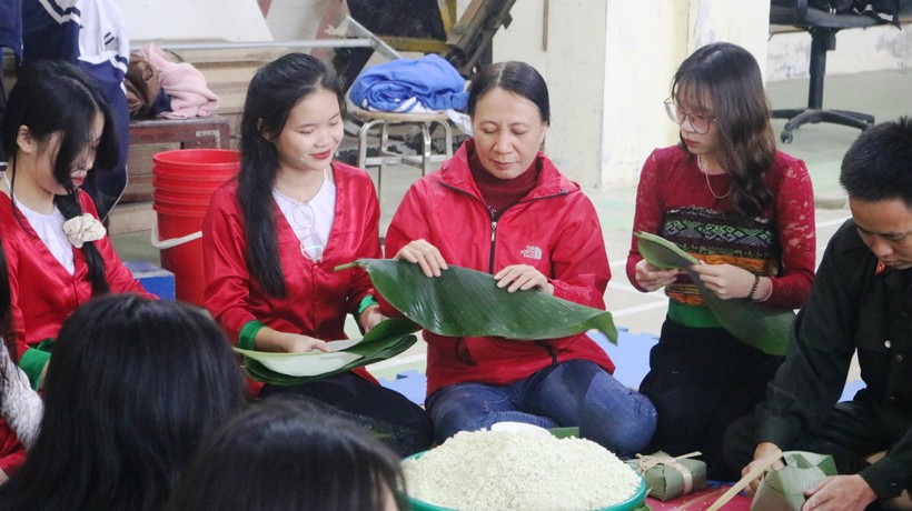 Học sinh Trường THPT Dân tộc Nội trú tỉnh Thanh Hóa được hướng dẫn cách cắt lá gói bánh chưng Tết.