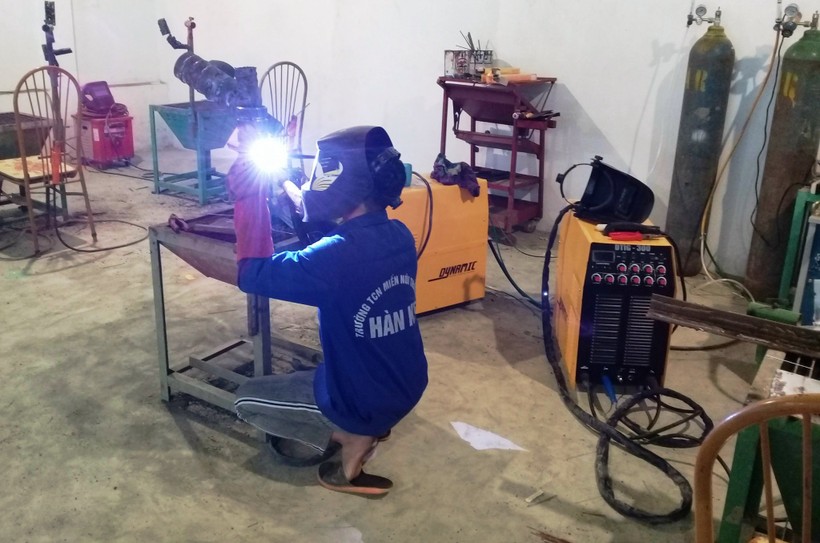 Học sinh Trường Trung cấp nghề miền núi (Thanh Hóa) thực hành nghề hàn tại xưởng của nhà trường.