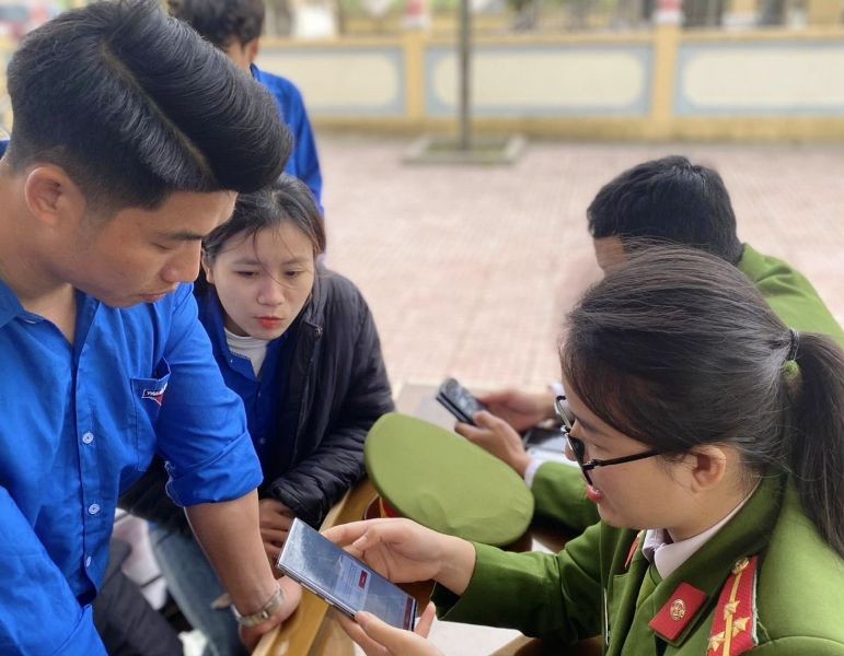 Công an thị xã Nghi Sơn (Thanh Hóa) hướng dẫn học sinh làm CCCD và đăng ký, kích hoạt tài khoản định danh điện tử. Ảnh: Công an cung cấp.