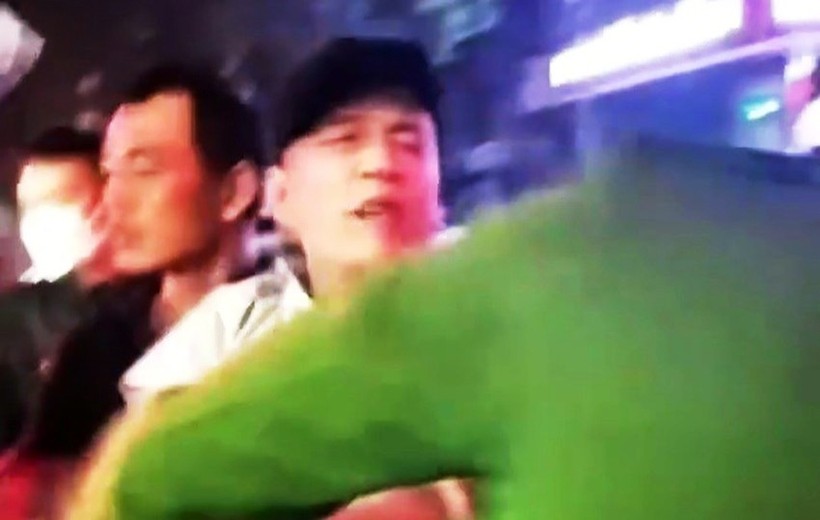 Nguyễn Trung Sơn có hành vi xúc phạm, dùng tay tát vào mặt một chiến sĩ Công an TP Thanh Hóa. Ảnh cắt từ clip.