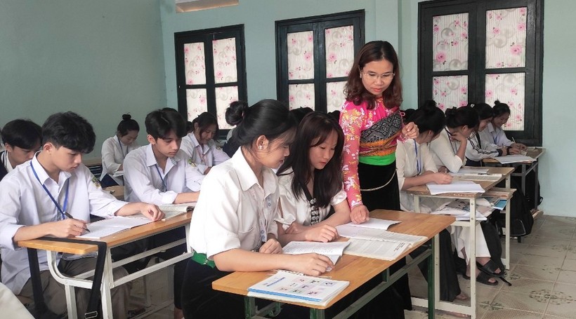 Giáo viên Trường THPT Quan Sơn (Thanh Hóa) ôn tập cho học sinh. Ảnh: Thế Lượng.