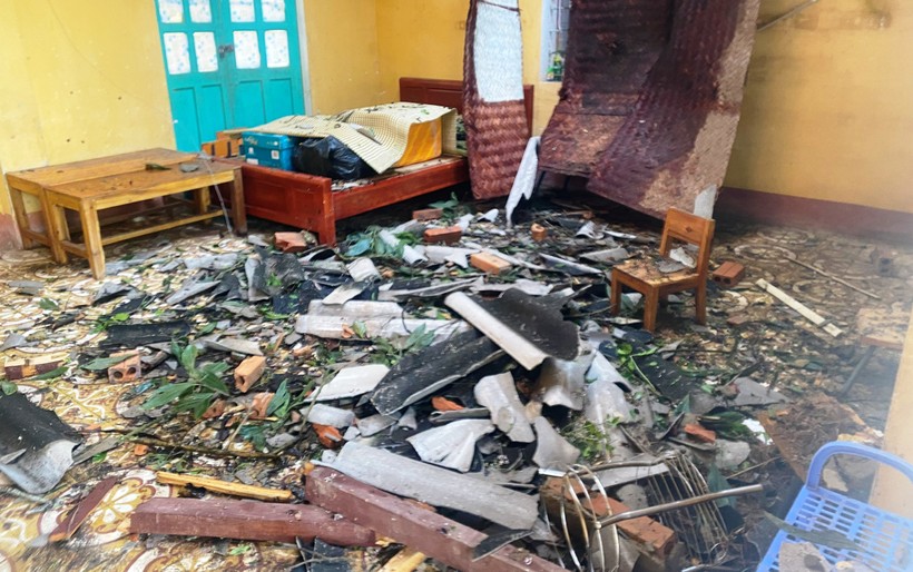 Lốc xoáy khiến phòng ở của giáo viên điểm lẻ bản Mỵ - Trường Mầm non Yên Nhân (Thường Xuân, Thanh Hóa) bị hư hại nặng nề. Ảnh: Phòng GD cung cấp.