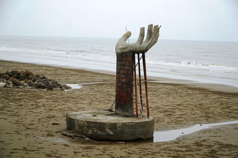 Bàn tay khổng lồ bằng bê tông, cốt thép được dựng ở bãi biển Hải Tiến (Hoằng Hóa, Thanh Hóa). Ảnh: HĐ.