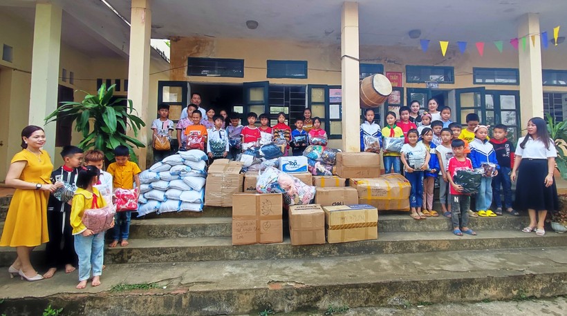 Học sinh ở điểm lẻ Tân Sơn - Trường Tiểu học Thanh Xuân (Phú Xuân, Quan Hóa, Thanh Hóa) nhận gạo và quần áo. Ảnh: TL.