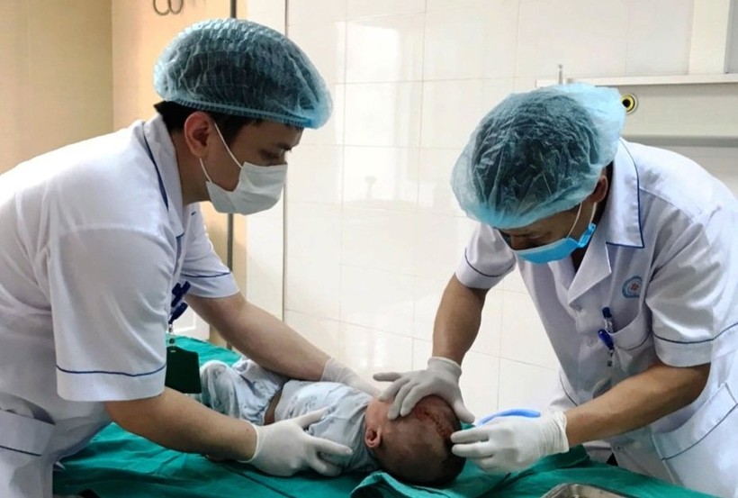 Các y, bác sỹ Bệnh viện Nhi Thanh Hóa chăm sóc bệnh nhân sau ca phẫu thuật. Ảnh: BV cung cấp.