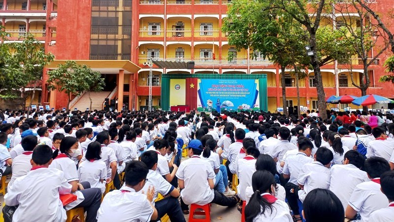 Hơn 1.500 học sinh Trường THCS Trần Mai Ninh, TP Thanh Hóa tham gia hoạt động hưởng ứng Ngày Sách và Văn hóa đọc Việt Nam. Ảnh: TL.
