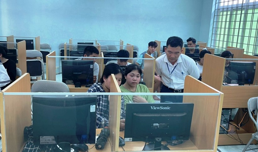 Học sinh Trường THPT Quan Sơn (Thanh Hóa) thực hiện ĐKDT trực tuyến. Ảnh: TL.
